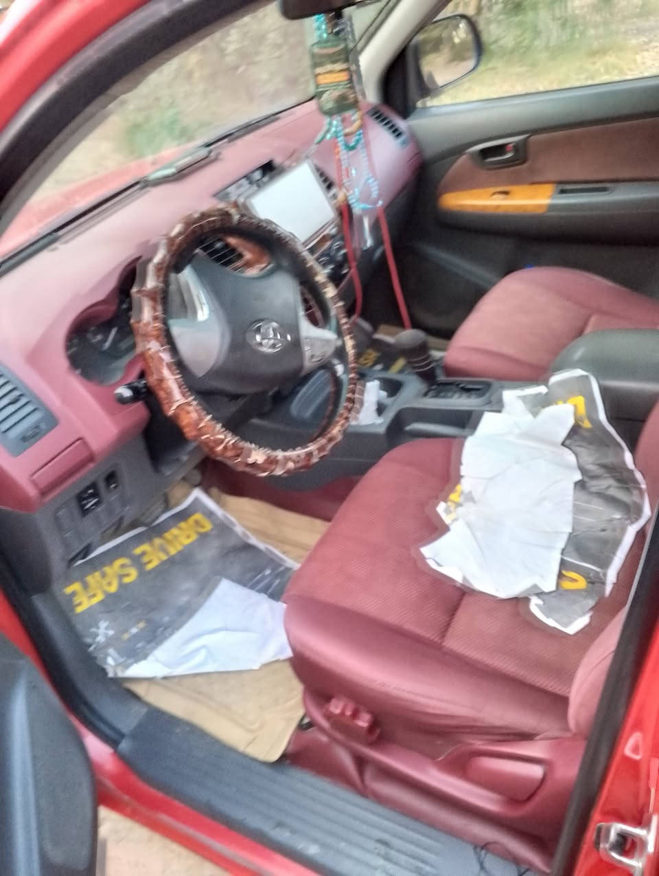 عندي تويوتا موديل 13 اللون احمر السياره اوتوماتيك كفاله عامه رقم الهاتف ***********
