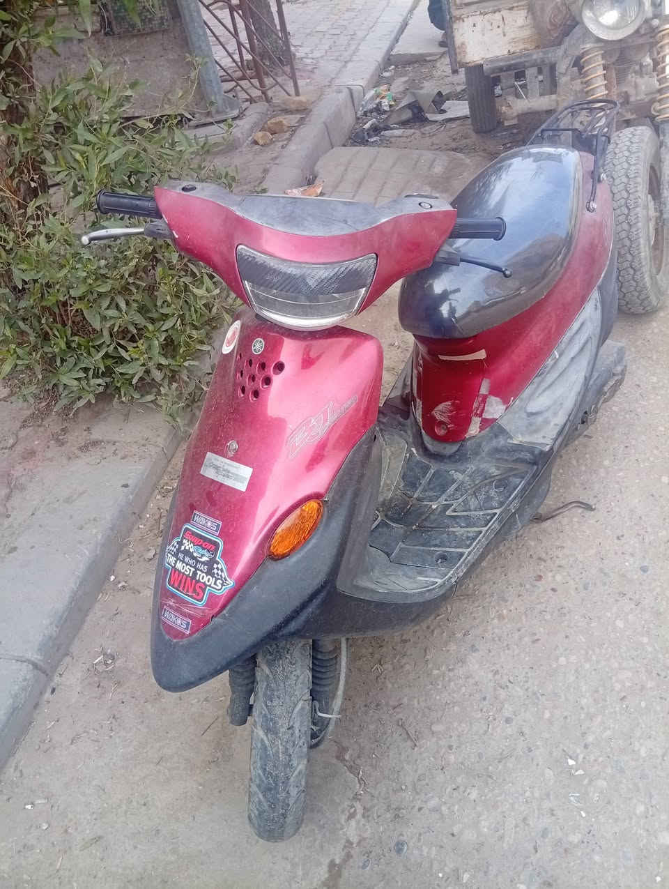 يالله دراجه ام 9 يوماها 
ما مفتوحة 
اشاير عينه ولايت والعداد كلها شغاله 
كفاله عامه سلف نكره هورن شغال يعني ما ناقصها اي شي وكله بلادي وبرغي ما مفتوح بيها 
سعر 900 وبيها مجال الما يعجبه سعر لا يعلق رجأن وشراي يجي خاص او تصال*********** ميسان شارع الماطور
