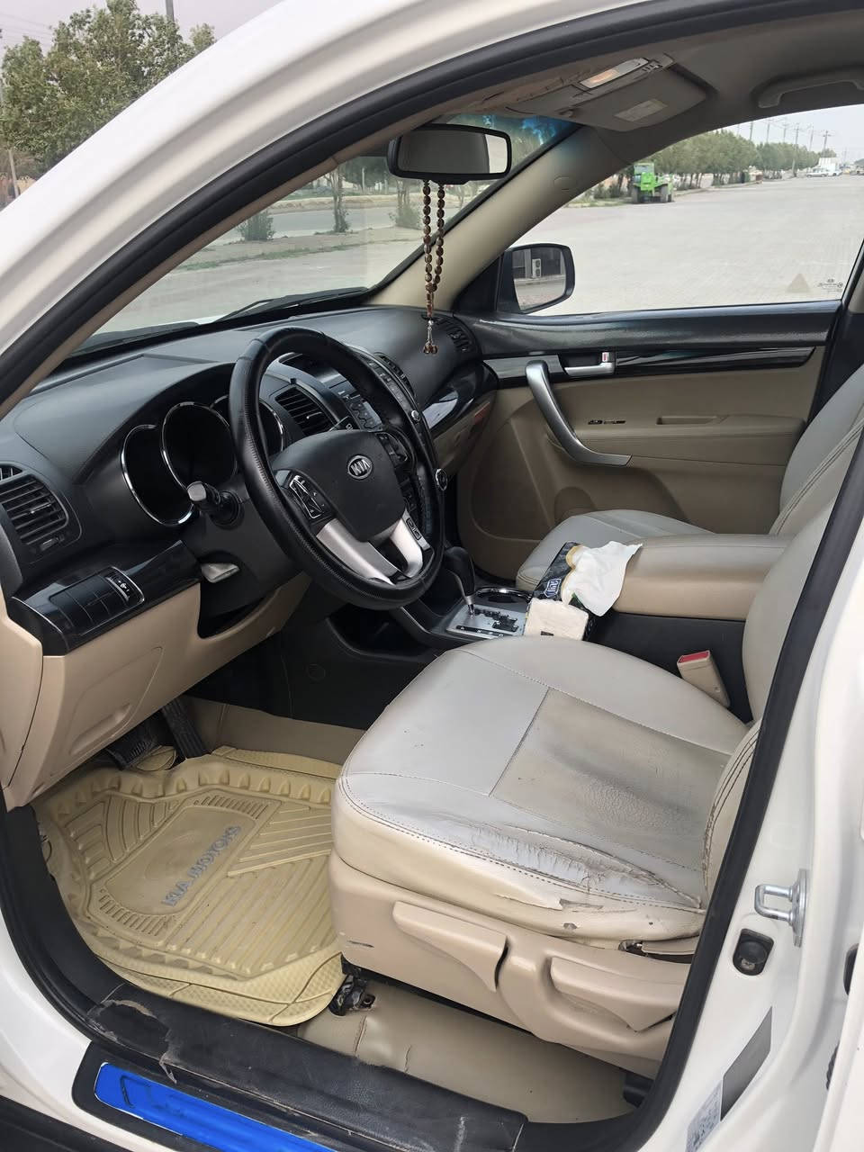 السلام عليكم
سورنتو 2013 خليجي للبيع 
محرك 4 سلندر 2400 دوش مكينه مكفوله برغي ممفتوح بيها
كير مكفول 
سيارة ع وضع شركة كفالة عامة فقط اصبعين ع كد شبر بارد جداً بسيط 
سيارة ماشية 154000 كم 
مواصفات 
مري شفط + اشاير بالمري 
بصمة تشغيل 
بصمة ابواب ثنين 
لدات بالبوب من الداخل
فول تحكمات ستيرن 
مثبت سرعة 
يدات نيكل 
ويل حجم 18
تبريد بيانو 
3 قطع تبريد 
7 راكب سيارة 
داخل لونين اسود وكريمي + بيانو بلاك 
صدر جديد 
تخم تاير جديد
سيارة بوضع شركة
رقم سليمانية سنوية ل 2027 بأسمي سيارة تحويل مباشر 

السعر : 168 وبي مجال بسيط 
عنوان : ديالى قضاء خانقين 
للأستفسار : ***********
