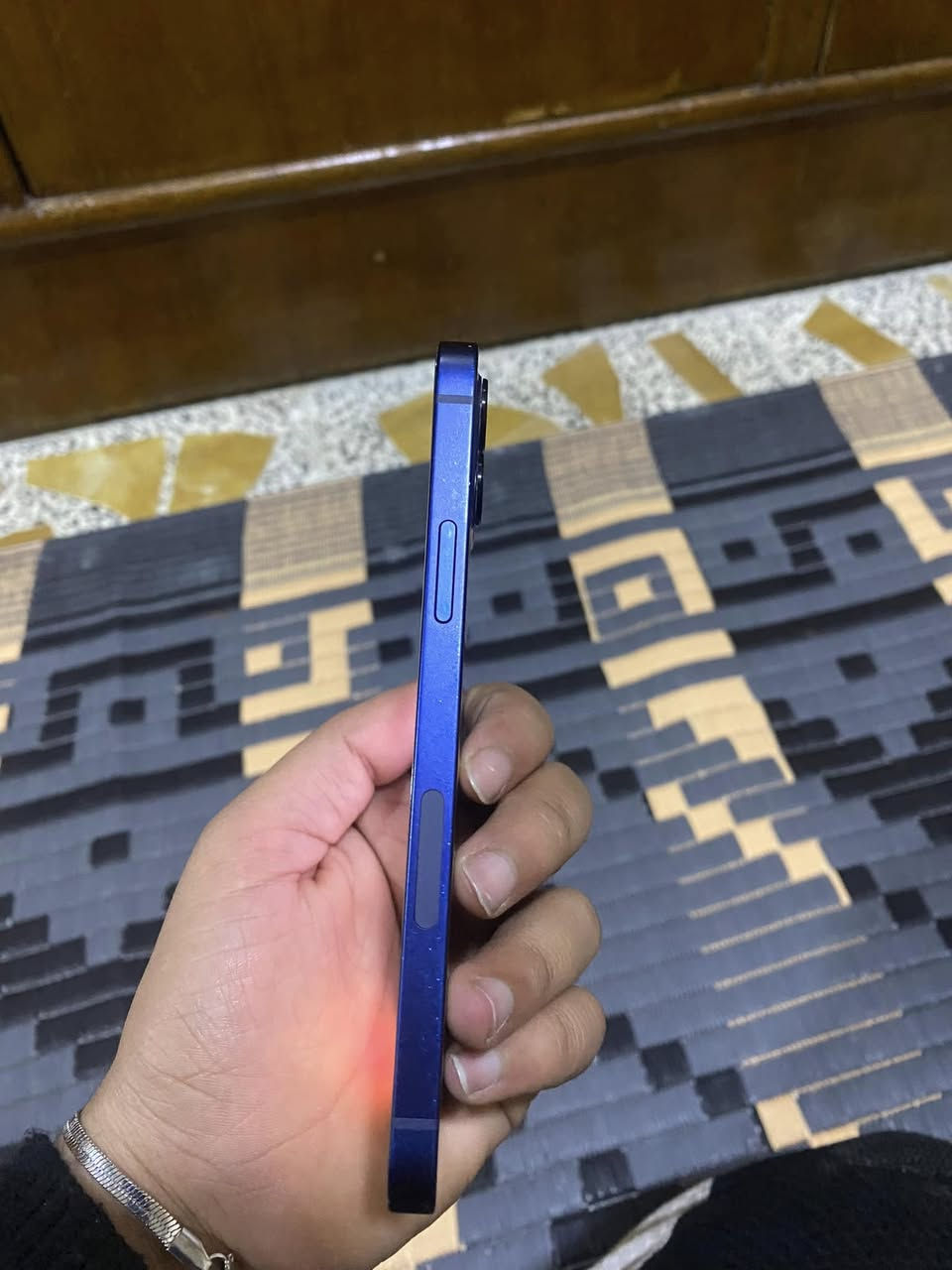 السلام عليكم ايفون ١٢عادي
بي فقط سماعه مزروفه قليل مال ابره 
البطاريه ٨١. 
جهاز نضيف جدا
شاشه مامبدله جهاز نضيف كلش 

الاستسفار مازنجر وتساب
***********
