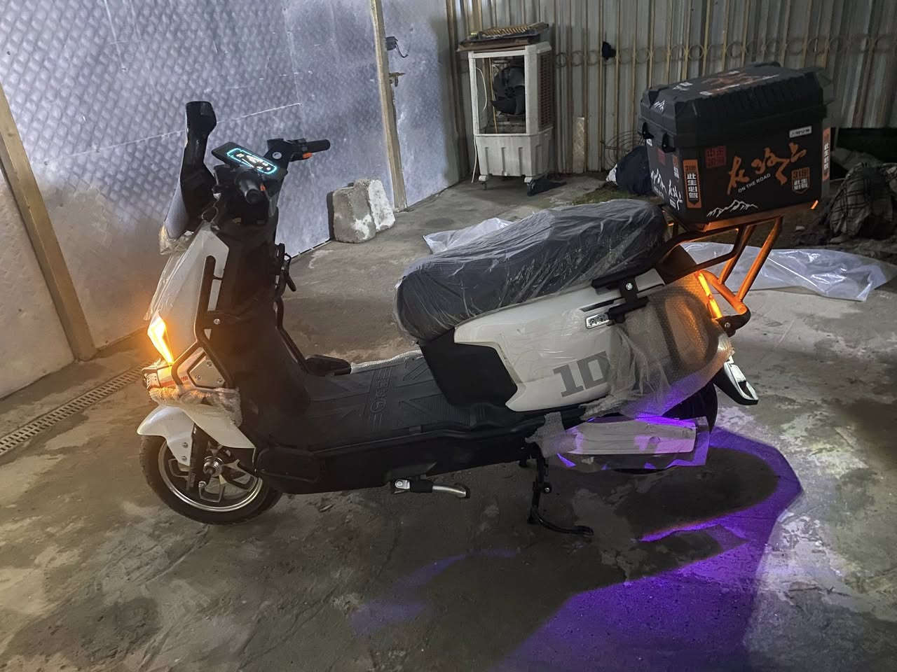 سلام عليكم دراجة شحن -بصمةسويج مستعملة أقل من أسبوع مكاني بغداد حي المعلمين رقم واتساب *********** السعر مليون 100وبيها مجال اخوان الدراجة بعدها بل جيس
