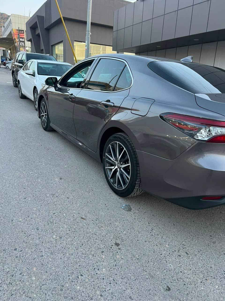 كامري XLE 2024
فول مواصفات عدا الفتحة فقط
داخل ابيض مرغوب
بيها شبر صبغ مع كارت بالبوند 
برشوت ستيرن سستم شركة 
كلش نظيفة سعر مناسب 
شرط الفحص والرقم 
سعر 17,800 دولار 
للاتصال *********** دهوك, العراق
