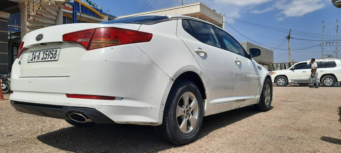 كيا ابتيما K5 
2011 اصل 
وارد الضربه مالتها
بيها باب خلفي مبدل وتعمير بالجاملغ الخلفي صفحه عكس السايق
كير ومكينه وحداد وتبريد بالباكيت 
رقم بصره الدولي ب اسمي .. (السعر 98) وبيها مجال
العنوان البصره .. للستفسار اكثر ***********
