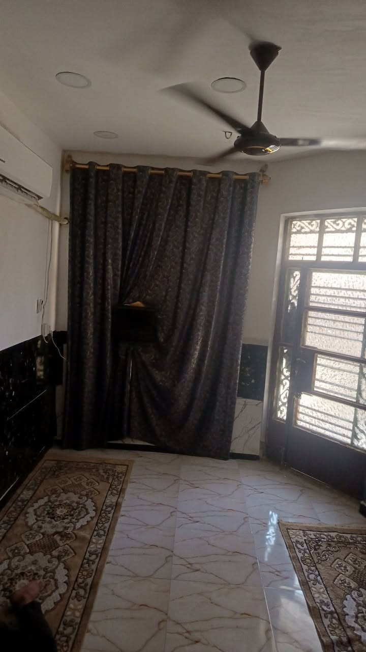 سلام عليكم بيت لبيع البلديات الظباط الثانيه 
قرب معجنات لبنان 
المساحه 100متر 
طابقين 
يحتوي ستقبال+صاله+مطبخ +مطبخ +غرفت نوم 
الطابق ثاني +غرفتين نوم+ صاله + بيتونه وصطحين 
استفسار رقم ***********
