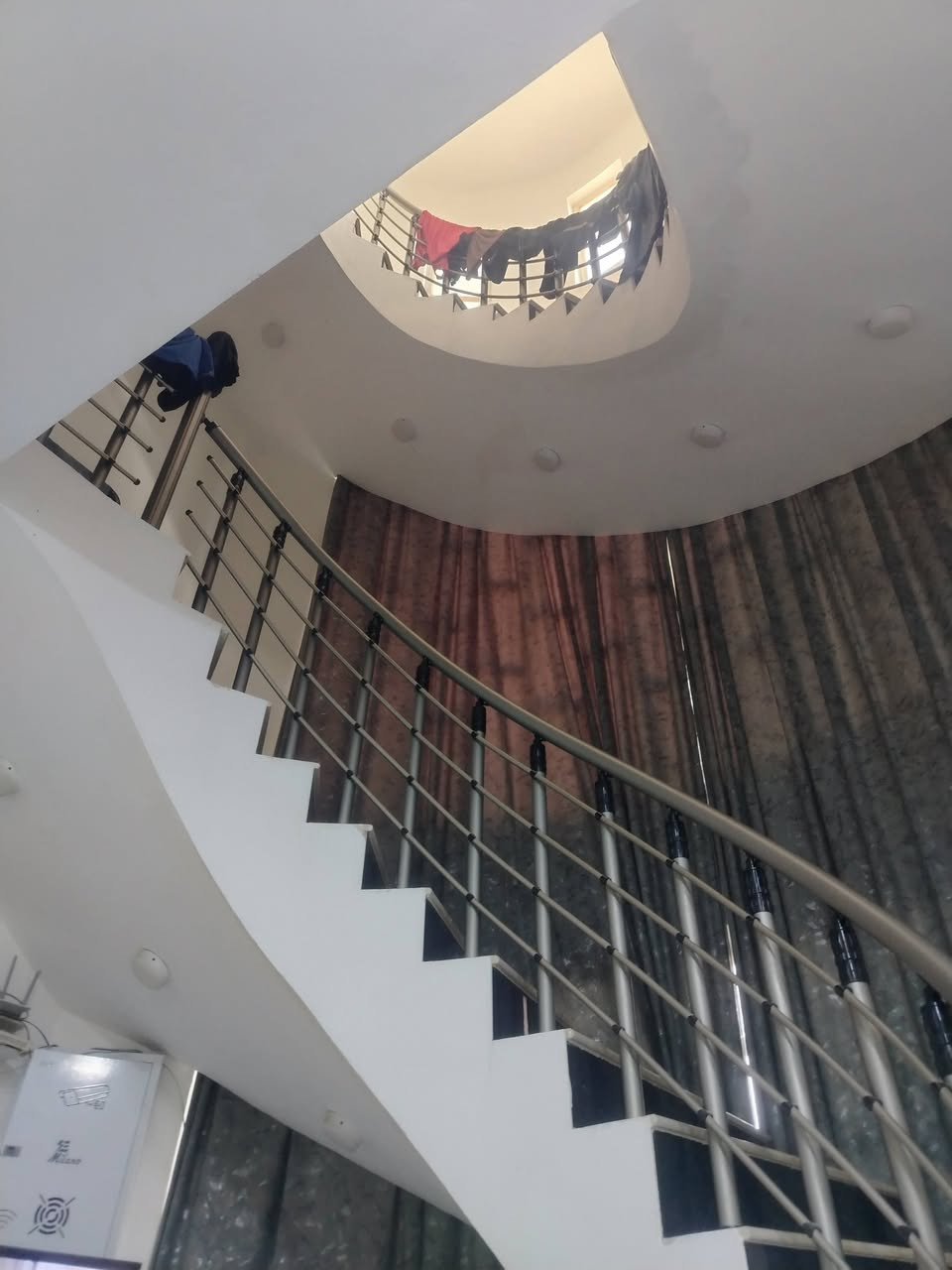 بيت للبيع 200م حي النهضه الثالثه خلف جامع شاكر هندس مباشرتا طابقين غرفتين وصاله ومطبخ واستقبال الطابق الثاني ٤ غرف نوم وصاله وصحيات الطابق الثالث صاله وبيتونه البناء طابوك السكف مسلح بيت جديد مطلوب مبادره ٥٥ مليون الشهر٢٨٥ للاستفسار الاتصال على الرقم *********** او مراجعه مكتب على الفتلاوي للعقار حي العسكري قرب جامع زين العابدين
