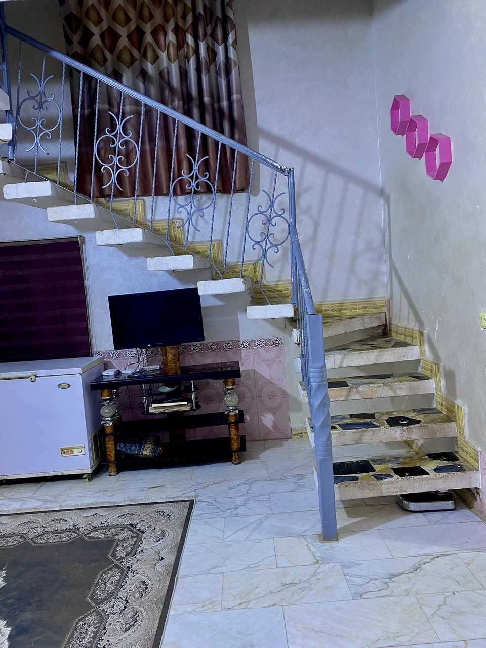 السلام عليكم
بيت للبيع طابقين  مساحة ٢٠٠ متر 
ركن على شارعين
شارع ١٠ امتار وشارع رئيسي ١٠ امتار 
الطابق الاول غرفتين وصالة واسعة واستقبال وحمام ( داخلي وخارجي ) 
ومطبخ ( حار + بارد) 
ومناور عدد ٢
وطارمة واسعة 
الطابق الثاني 
غرفتين نوم + مشتمل كامل  ( حمام وصالة وغرفة نوم ومخزن يصلح مطبخ ) 
غير مستخدمة 
عنوان البيت : حي الأمير 

للأستفسار 
***********
***********
