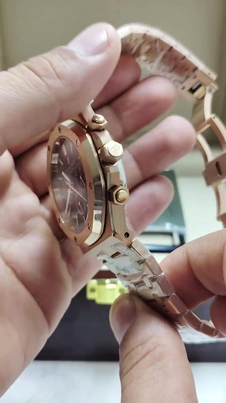 Audemars piguet 
ماستر_كوالتي
بطاريه - زجاج زفير
سناتر شغاله


**إذا كنت صاحب هذا الإعلان وتريد حذفه لأي سبب، رجاءا أرسل رسالة إلى الدعم الفني**