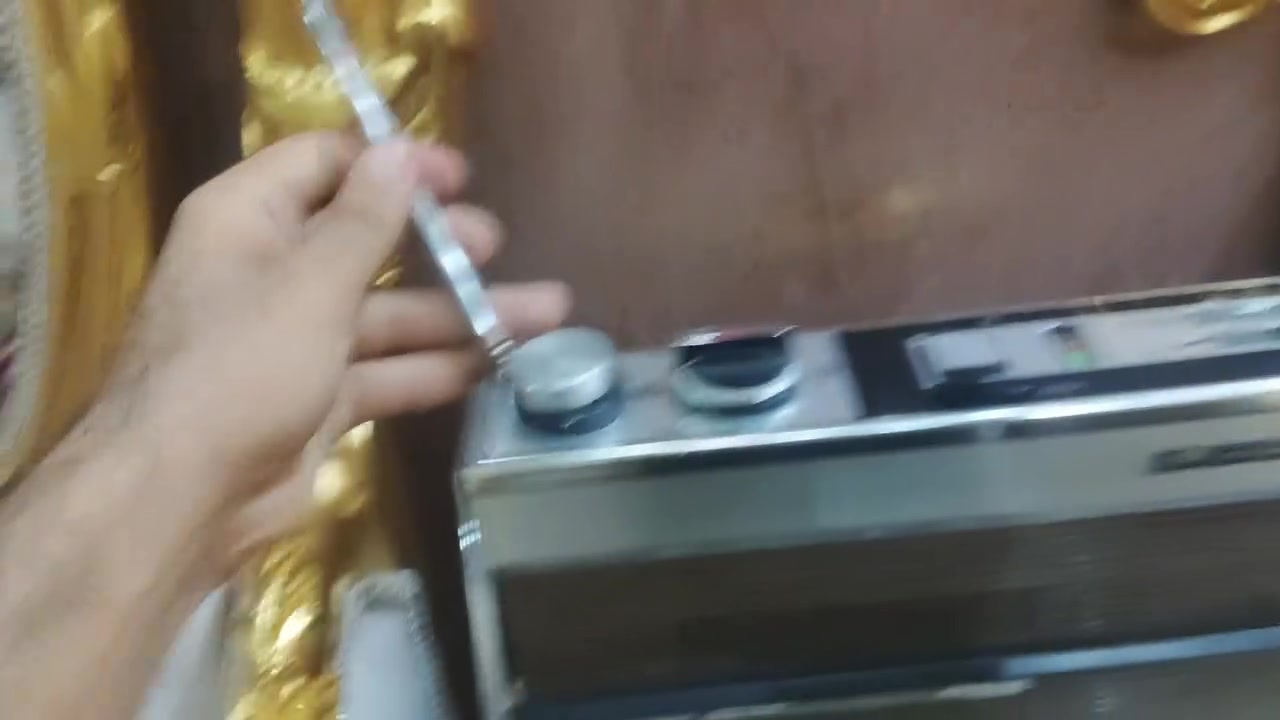 تحفة ألمانية نادرة من الزمن الجميل.. Grundig C 250 FM 📻✨ السعر 135الف 
​لكل عشاق الأنتيك والأجهزة النادرة، اليوم نعرض لكم قطعة مميزة جداً من كلاسيكيات السبعينات، الراديو والمسجل الألماني Grundig C 250 FM Automatic. 🇩🇪
​أبرز ما يميز هذه القطعة (ولماذا تعتبر نادرة؟):
​نظام التحكم (الجنل الموحد): على عكس المسجلات التقليدية التي تأتي بصف من الأزرار أو "الدكم" الضاغطة (Piano Keys)، هذا الجهاز يعتمد على نظام مفتاح التحكم الموحد (Lever/Joystick Control). من خلال هذا المفتاح الدوار أو الرافعة، يمكنك التحكم بجميع وظائف الكاسيت (تشغيل، تقديم، إرجاع، وإيقاف) بسلاسة تامة. هذا النظام ميكانيكي معقد وقليل الانتشار، مما يجعل الجهاز تحفة هندسية نادرة في وقتنا الحالي!
​نظام التشغيل والموجة: هذا الإصدار المخصص يعمل مباشرة على كهرباء البيت المستمرة 220V، ويأتي مخصصاً لصافي موجة الـ FM لتقديم أعلى نقاء واستقرار للصوت بدون تشويش الموجات الأخرى.
​التصميم الفاخر: يجمع الهيكل بين اللمسات الخشبية الكلاسيكية (Woodgrain) مع الواجهة المعدنية المصقولة، مما يعطيه مظهر الـ "Mid-Century Modern" الأنيق.
​هندسة ألمانية: جودة الصوت والنقاء الذي تقدمه أجهزة جرونديج في تلك الحقبة لا يزال ينافس حتى اليوم.
​قطعة تجمع بين الفخامة، الندرة، والتصميم الميكانيكي الفريد اللي ما يتكرر. تنفع تكون إضافة ملكية لأي مكتب أو ركن أنتيك. 📜🔥
​#جرونديج #راديو_قديم #أنتيك #كاسيت #زمن_الطيبين #أنتيكات #Grundig #VintageRadio


**إذا كنت صاحب هذا الإعلان وتريد حذفه لأي سبب، رجاءا أرسل رسالة إلى الدعم الفني**