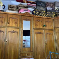 غرفه اخشاب • نضيفه • مرايه مكسوره