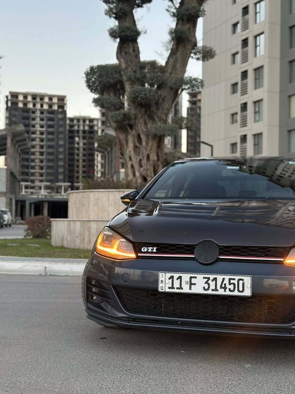السلام عليكم جميعاً 
رمضان كريم وربي ينعاد عليكم وعلى عوائلكم بالصحة والسلامة ✨♥️

Golf GTI 2019 (2.0 T) للبيع 📍📍📍
الممشى :- 52.000 كم 
رقم بغداد 
وارد امريكي حادثهه موضح بالصور ادناه ! 
بدوووون ايرباااك حادث بسيط جداً قطعة وحده فقط ( بنيد ) 

اللون نيلي / كحلي / ازرق 

مواصفات :-
شاشه جبيرة ابل كار بلي واندرويد اوتو
كامرة خلفية علامة قلابة 
حساسات
رادارات جانبي
4 وضعيات قيادة ( ايكو - سبورت - كونفرت - كوستم ) 
شفتات ستيرن 
تحكمات جهتين 
رادار
تثبيت سرعة 
تدفئة كشنات 
لد زينون 
ويل 17 اصلي 
تايرات  تخم جديد قبل شهرين شادة 

الاضافات على السيارة :-
 بنيد كاربون فايبر ( اليااف حقيقية ) سعرة 500$ والبنيد البلادي موجود 
كزوز رياضي والوسطيه موجودة 
برمجة 3brothers الغنيين عن التعريف سيفتي 
📍📍📍
بيهه طخة بالباب الايمن عكس السائق شي بسيط يتعدل عالبارد
السيارة كلش حلوه ونضيفه وقويه ومعتني بيهه على اخر حبه اي كلوب بالدشبول ماكو اي مشكلة بالسيارة ماكو اللهم بس باتري السويج كلشي جاهز بالسيارة 
عليهه غرامات 700 تنزل من سعرهه 

السعر 18.000$ وقابل للتفاوض
المكان ( بغداد - حي الجهاد - مجمع النسيم ) 
***********
