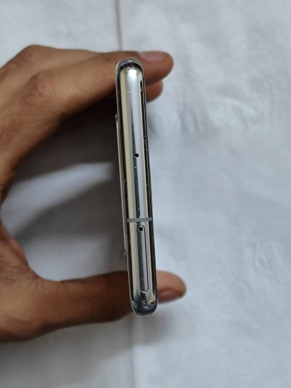 السلام عليكم للبيع جهاز Samsung galaxy S10+ plus
المواصفات:

📱 الشاشة

النوع: Dynamic AMOLED مع دعم HDR10+. �

المقاس: 6.4 بوصة. �

الدقة: 3040 × 1440 (QHD+) بنسبة عرض 19:9 (~522 ppi). �

حماية: Corning Gorilla Glass 6. �

⚙️ الأداء والمعالج:

Snapdragon 855

Adreno 640

📷 الكاميرات:

📸 الخلفية: Triple Camera

12 MP (رئيسية، f/1.5-2.4، OIS). �

12 MP (تلي فوتو، 2× زووم بصري، OIS). �

16 MP (عريضة جدًا). �

🤳 الأمامية: Dual Selfie Camera

10 MP + 8 MP (مستشعر عمق للبورتريه). �

📹 تصوير فيديو: حتى 4K @60fps و Super Slow-Mo 960fps. �

🔋 البطارية والشحن:

سعة البطارية: 4100mAh. �

PhoneArena

الشحن: سريع (سلكي) + Wireless Charging بالإضافة إلى Reverse Wireless Charging لشحن أجهزة أخرى. �

PhoneArena

💾 الذاكرة والتخزين:

التخزين الداخلي 128G

Ram 8G

🔵🟤 مقاومة ماء وغبار بمعيار IP68. �

📏 التصميم

الأبعاد: 157.6 × 74.1 × 7.8 مم. �

الوزن: حوالي 175 غرام (أو 198غ في النسخة السيراميكية). �

جسم من زجاج وألومنيوم (مع خيارات سيراميكية في بعض النسخ).

🛑السعر: 275 الف وبي مجال بسيط 

🛑العنوان: واسط-كوت 

🛑للتواصل: ***********

متوفر واتساب
