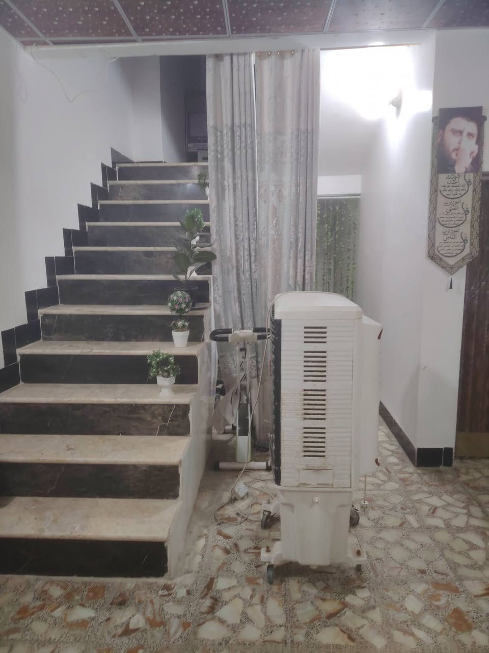 سلام عليكم بيت للبيع مساحه البيت ١٣٠ متر ركن على شارعين خلف مطعم ثابت بل ظبط بناء جديد استقبال ٦في ٣ مطبخ ٥في ٤ صاله في ٧ غرفه جوه واغرفه فوك ماكامله صحيات داخليه والخارجيه سيراميك سقوف بيت مال جناي سعره 45 مليون بي مجال للشراي البيت في حي الرحمه ***********
