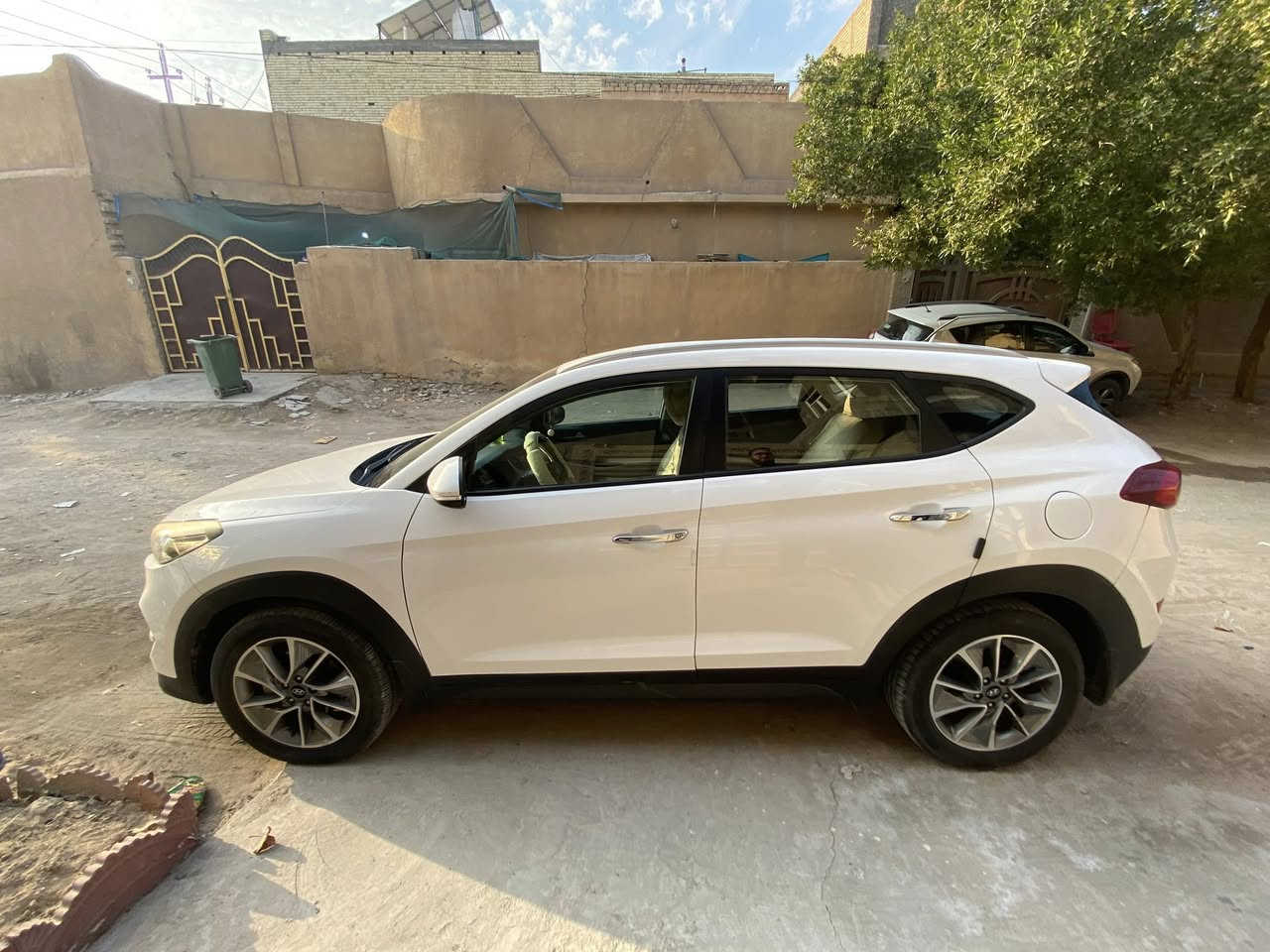 توسان خليجي لون ابيض موديل 2018 بدون حادث مكفوله كفاله عامه من الضربه او الصبغ
مواصفات الخليجي معروفه 
ماشيه 150 كيلو سيارة بيت و كل ادامتها و صيانتها عند الوكاله الرسميه و رقمها اربيل الجديد ب اسمي. مكان السياره كربلاء السعر 185 و بيها مجال بسيط للشراي رقمي وتساب ***********
