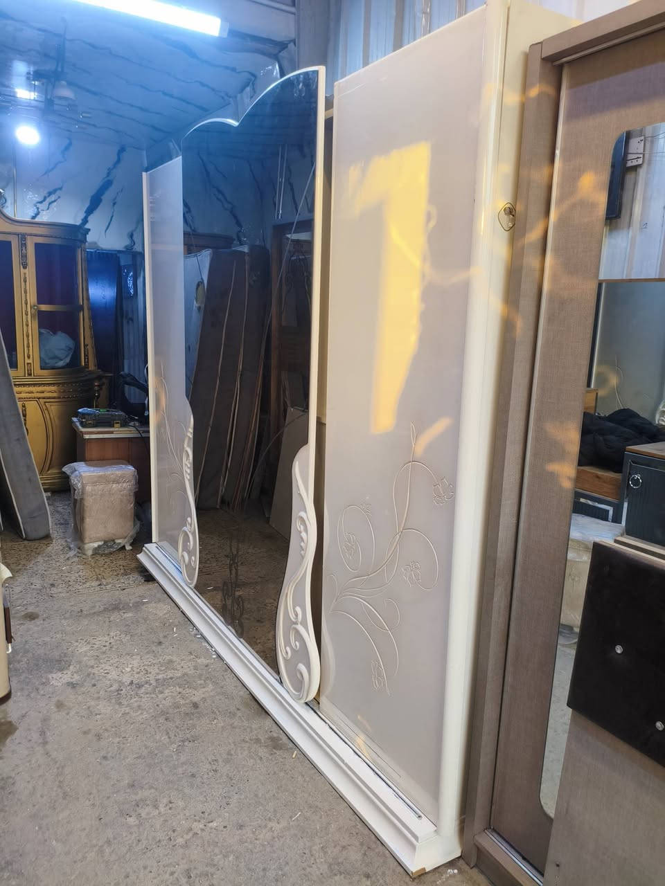 سلام عليكم
غرفه نوم مستعمل تركي 7قطع سلايت 
نظافه 90%  
حلو مرتبه تجي تشوف بعينك 
مكان بغداد حي الاعلام شارع قطر الندى 
الاستفسار على رقم ***********
