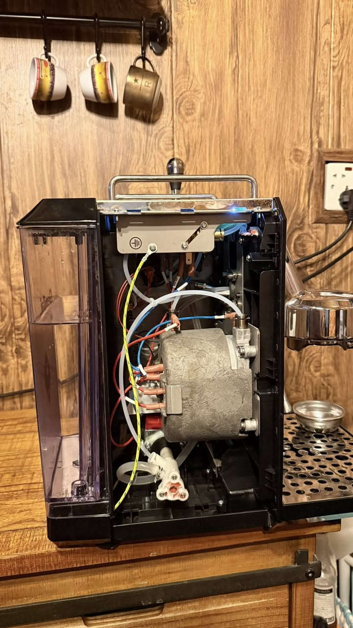 السلام عليكم عندي مكينه جميلاي 3006 جنت اعاني من ضغط البار عند الاستخلاص ينطيني من ١٢-١٤ بار وهو افضل شي ٩ بار فلكيت هذا الفيديو  وجربتها ونجحت ومع العلم صاحب المنشور كال طريقه امنه وصارلها اكثر من خمسه اشهر والامور طبيعيه فقط صوت المكينه راح يعله قليل 

نتمنى انو راح يفيدكم هذا الفيديو  لاصحاب هذه المكائن


**إذا كنت صاحب هذا الإعلان وتريد حذفه لأي سبب، رجاءا أرسل رسالة إلى الدعم الفني**