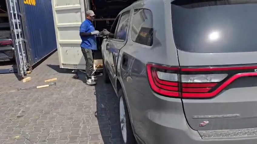 سلام عليكم ورحمت الله 
اقرأ المنشور وني بخدمتك والسوك بي اشكال وذا معجبك منشوري اذكرنه بكلمه طيبه وهذا رقمي
***********
***********
 دوج دورانكو جي تي
الموديل : 2025(وارد امريكي ). كلين تايتل
كفاله عامه يعني بدون حادث 
المحرك : V6.  3.6L . 
العداد : 13 الف mi.
اللون : اسمنتي . 
الرقم : قادسيه شهداء بسمي مباشر
فحص وهزة وسنوية جديدة .

المواصفات : 
.........----.........
* 7 راكب .
* رادار امامي مع مانع تصادم. 
* تحذير الخروج عن المسار . 
* تحذير النقطة عمياء  .
* نظام تحذير عند التقاطعات.  
* نظام تقليل الضجيج داخل المقصورة. 
* شاحن موبايل وايرلس. 
* تعديل وضعيات مقود السائق كهربائيا. 
* مرايا تعتيم ذاتي. 
* نظام الصوت من الپاين 10 سماعة. 
* ويل كروم قياس 20 انج.
* فتحة سقف سلايد .   
* شاشه كبيرة 10.1 انج . 
* نظام الخرائط (GPS).
* كير شفتر بالستيرن. 
* كاميرا محيطية 360 درجة. 
* المصابيح الأمامية LED.
* كشافات الضباب LED. 
* دخول ذكي. 
* بصمة ابواب .
* تشغيل بصمة .
* تشغيل عن بعد.
* الصندوق الخلفي كهربائي.
* فرش المقصورة الداخلية من الجلد الفاخر.
* ذاكرة لحفظ وضعيات الجلوس للسائق. 
* المقاعد الأمامية كهربائية.
* المقاعد الأمامية تبريد وتدفئة.
* المقاعد الخلفية تدفئة.
* حساسات امامية. 
* حساسات خلفية. 
* مكيف خلفي مع وحدة تحكم منفصلة. 
* تدفئة ستيرن. 
* مانع تصادم خلفي.
* بلوتوث تلفون. 
* محدد سرعة. 
* نظام سبورت .
* نظام ايكو اقتصادي.
* نظام اوتو ستوب .
* نظام مانع للانزلاق. 
* نظام التشغيل والاطفاء الاوتوماتيكي ( Auto Start System ).
السيارة جديد جديد اخت الزيرو 
السعر 360$
مكان السيارة/بالديوانيه
مجاله حك الجيه والضيافه خاص ما ارد سعر موجود والرقم موجود
