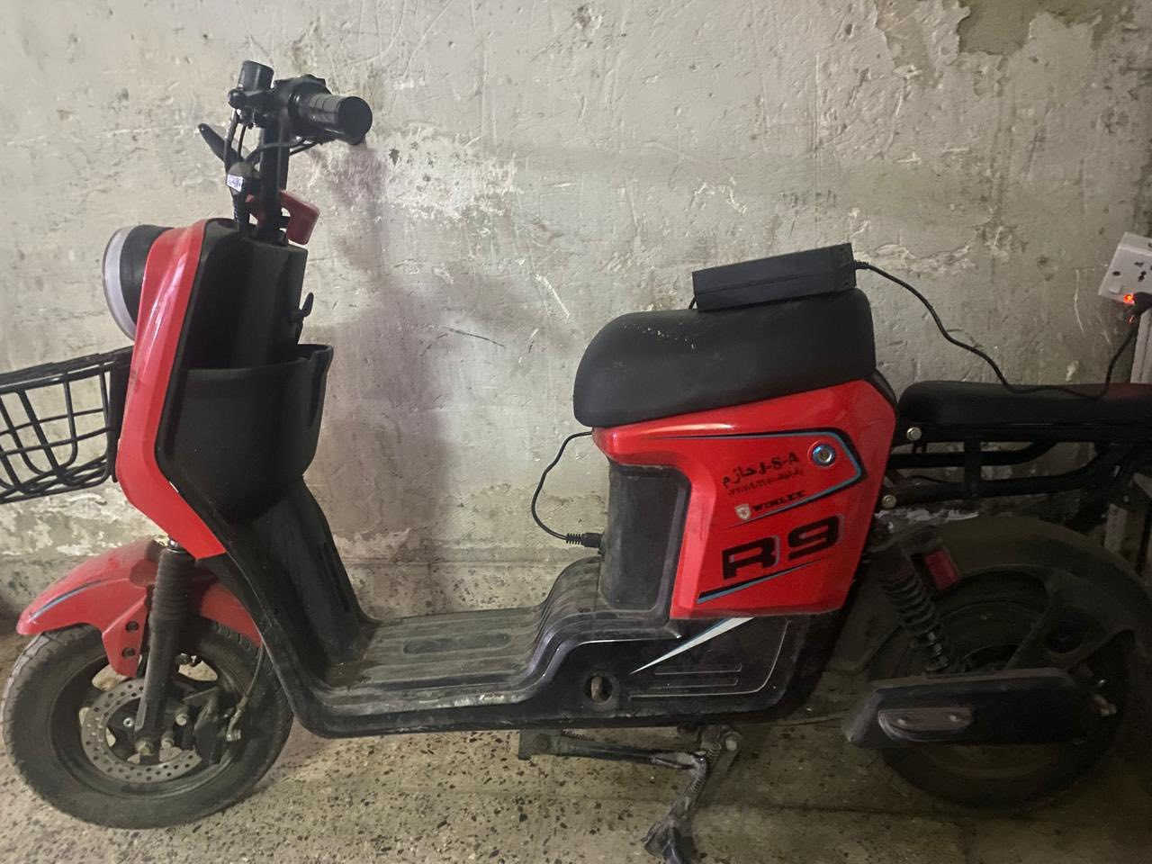 السلام عليكم للبيع دراجة شحن ار تسعه R9 ثلاث سرعات وتمشي خمسه وستين وبيه مفتاح وبصمه تشغيل عن بعد وسعرها 430 وبيه مجال للشراي للأستفسار ***********
