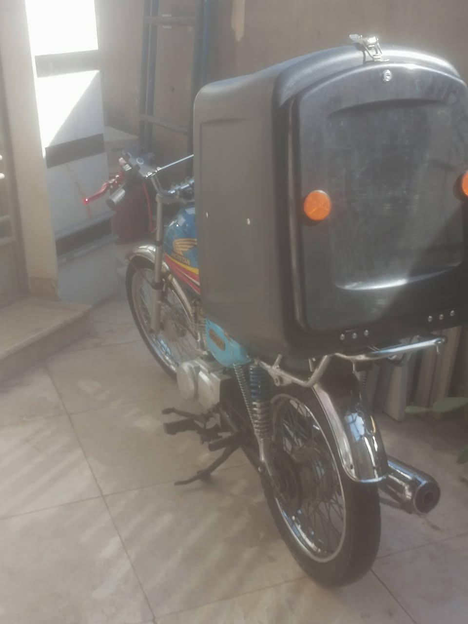 السلام عليكم دراجه إيراني مكينه سي جي نامه تعمير عمبار اكلج وصندوك البارحه شديتهن الدرجه خير من الله ما مشتغله يوم دلفري فقط شديت الغراض سبب البيع ما عدي خبره بيهن السعر ٣٥٠ وبيه  مجال للطيبين الرقم ***********
