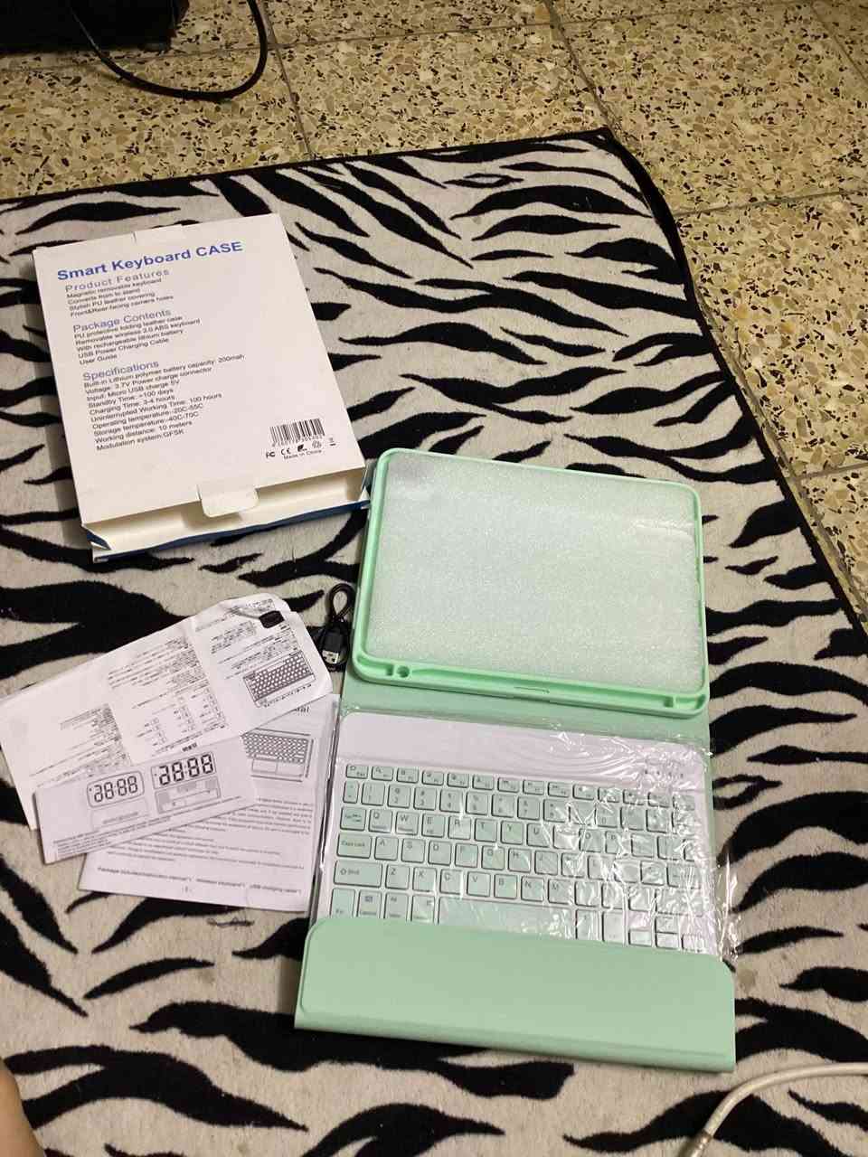هذا المنتج عبارة عن حقيبة لوحة مفاتيح ذكية (Smart Keyboard Case) مصممة للأجهزة اللوحية، وتأتي مع لوحة مفاتيح لاسلكية قابلة للإزالة.
المميزات: تتميز بغطاء من جلد البولي يوريثان (PU) الأنيق، ولوحة مفاتيح مغناطيسية قابلة للفصل يمكن تحويلها إلى حامل، مع فتحات للكاميرات الأمامية والخلفية.
لوحة المفاتيح: لاسلكية بتقنية 3.0 ABS، تعمل ببطارية ليثيوم قابلة لإعادة الشحن.
المواصفات: تصل فترة الاستعداد للبطارية إلى أكثر من 100 يوم، ووقت عمل متواصل يصل إلى 100 ساعة، مع مدى تشغيل يبلغ 10 أمتار.

٣٠ الف مع التوصيل بغداد, العراق


**إذا كنت صاحب هذا الإعلان وتريد حذفه لأي سبب، رجاءا أرسل رسالة إلى الدعم الفني**