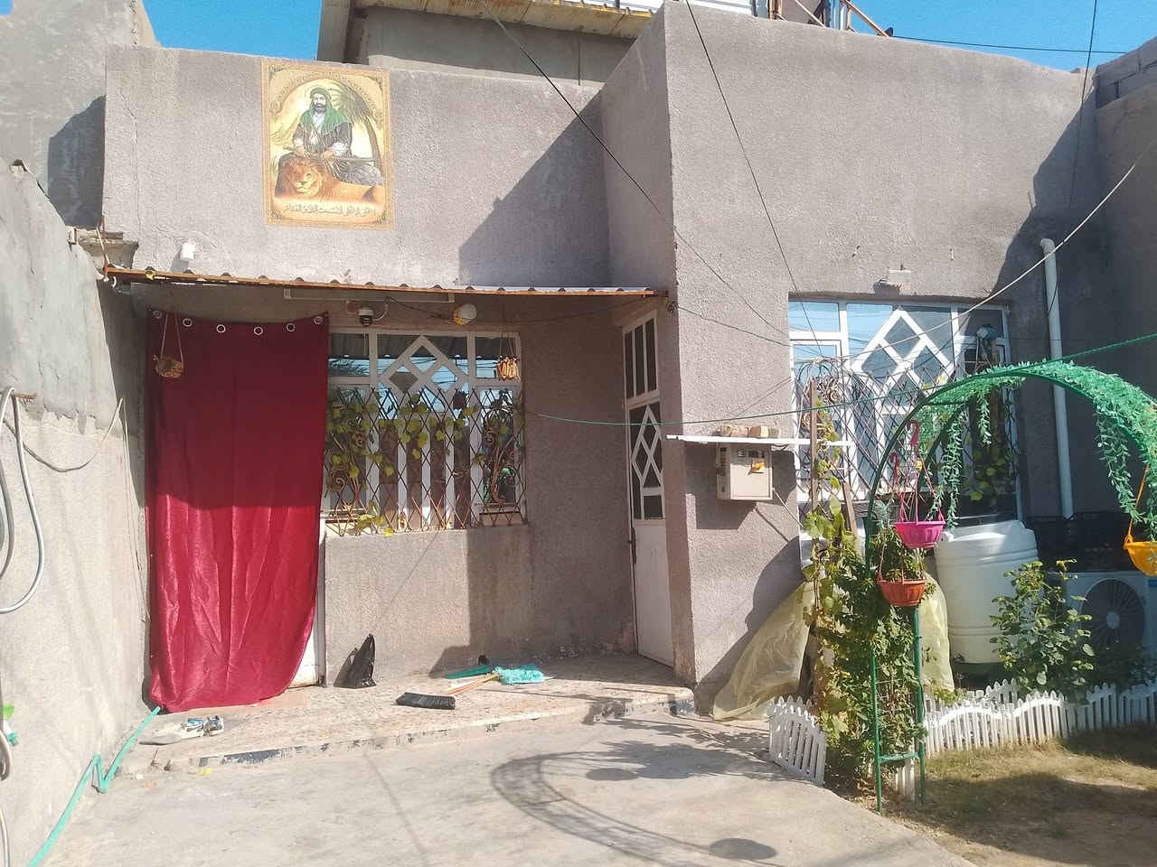 السلام عليكم دار زراعي 150 متر المدائن فلكه سلمان باك شارع المختار تبليط مجاري يحتوي على 3 غرف نوم واستقبال وصاله ومطبخ وصحيات مؤثث أو بدون اثاث حسب الرغبة .السعر 75 .. للتواصل ***********
