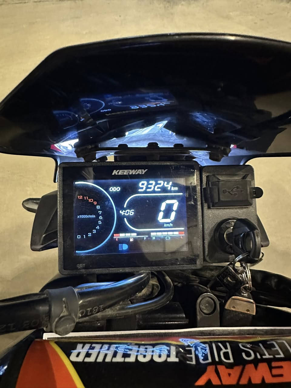 سلام عليكم دراجه منكس للبيع رقم وسنويه دراجه ماشيه 9 الاف كيلو يعني جديده كلش الدراجه  كفاله محرك و كير  الدراجه اوتو دراجه ايطاليه محرك 150سيسي وشكله مميز سعر الدراجه مليونين وميتين الف رقم ***********
مكاني بغداد الكرخ
