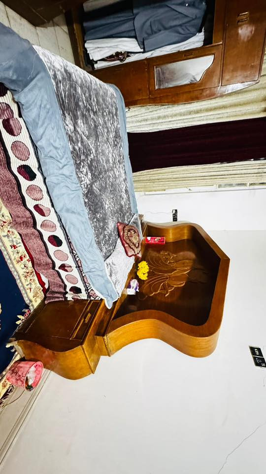 سلام عليكم غرفه اخشاب للبيع 
تحتاج شوي ترتيب تفصال درجه اولا 
السعر 650.000 الف
***********
