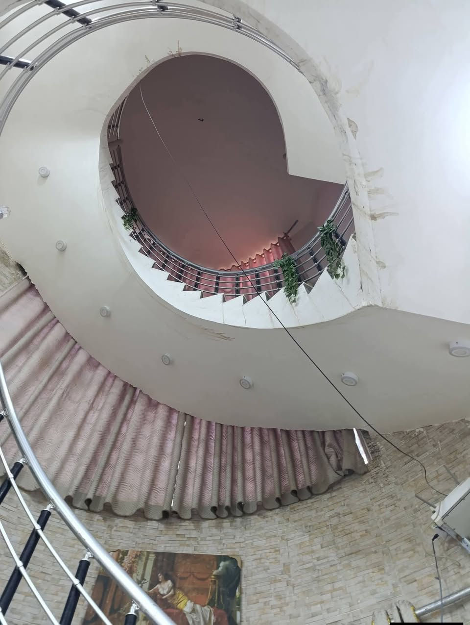 🏠 دار للبيع –📍 الموقع: الديوانية  الإسكان القديم

مجمع السبطين الجدي بشارع مركز النهضة – مقابل 
 
 📐مطلوب اسكان 50

تسديد الشهري 300 (ملاحظه تغيير كفيل مباشر)

📐 المساحة: 135 متر

📄 الطابو: صرف

 📐 البيت ركن وبناء جديد

🔹 تفاصيل الدار:

✅ طابقين – بناء كونكريت 
✅ الكهرباء غير مطلوبة (بوري)
✨ تفاصيل البيت:
✅ الطابق الأول:
✅غرفة نوم
✅ داخلها حمام،
✅ صالة، 
✅مطبخ،
✅ براني كبير، 
✅حمام وصحيات خارجية، وتواليت ثاني بالمنور الخلفي
✅ الطابق الثاني:
✅3 غرف
✅غرفتين كبار وغرفة وسط
✅وإحدى الغرف بيها حمام
✅ البيت متعوب عليه ومستخدم بيه أجود أنواع السيراميك
🚰 المنطقة مبلطة جديدة وتأهيل ماء ومجاري جديد و إنارة للشوارع 
✅ موقع مميز 
✅ نظام كاميرات مراقبة
✅ سنة البناء: 2023
~~~~~~~~~~~~~
#متابعة_الصفحة
#نستقبل_جميع_عروضكم
———————————————————
🔺#للاستفسار الاتصال ع الارقام
‪***********‬‏📲 

  او مراسله واتساب +964 770 986 0830 📲  
—————————————————————
او زيارة مكتبنا من الساعة 3 الظهر الى 8 مساء 
🔺العنوان:- مكتب بلجيبه 
🔺حي سايدين جامع الرضا بلجيبه يم مدرسه الفجر
