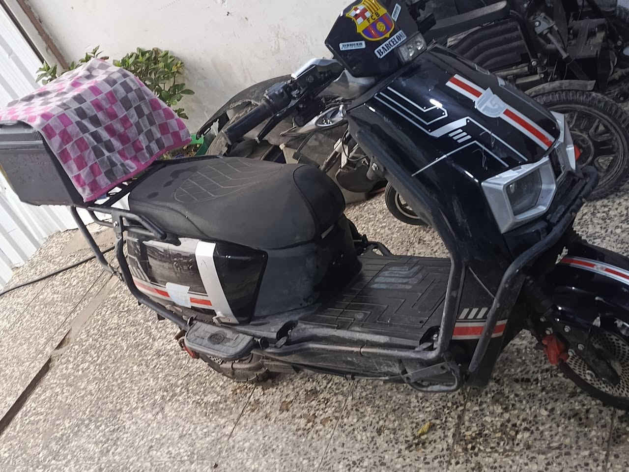 السلام عليكم 
دراجه شحن 
6بطاريات دبل 
ملف 2000
عقل2000
نضافه شبه فول شخوط بسيطه 
سرعته 99
حقيقي 80
السعر 800
بيه مجال شي بسيط 

***********
