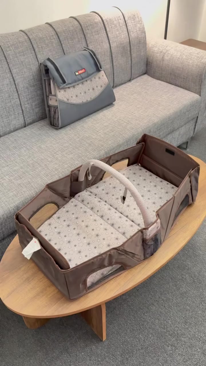 سرير طفل محمول على شكل حقيبة

الاستخدامات

سرير آمن ومريح لنوم الطفل أثناء السفر والتنقل.

مناسب للرحلات، الزيارات العائلية، الفنادق، والنزهات.

يُستخدم داخل المنزل كسرير مؤقت أو إضافي للطفل.

حل عملي للأهل الذين يحتاجون مكان نوم ثابت للطفل خارج البيت.

المميزات

تصميم ذكي قابل للطي بالكامل ليصبح على شكل جنطة سهلة الحمل.

مزود بحزام حمل لتسهيل التنقل باليد أو على الكتف.

جوانب شبكية تسمح بمرور الهواء وتوفر تهوية ممتازة للطفل.

توفر الجوانب الشبكية رؤية واضحة للطفل لزيادة الأمان.

قاعدة داخلية مبطنة ومريحة بنقشة لطيفة مناسبة للأطفال.

حواف مرتفعة تساعد على حماية الطفل أثناء النوم.

سهل الفتح والتركيب بدون أدوات.

خامات متينة وخفيفة الوزن مناسبة للاستخدام المتكرر.

قياس المنتج وهو مغلق:

الطول: 45 سم

العرض: 11 سم

الارتفاع: 37 سم

ابعاد السرير: طول 70 سم عرض 42 سم ارتفاع 20 سم

محتويات الصندوق

سرير طفل سفري محمول (مطوي على شكل جنطة).

قاعدة داخلية مبطنة.

حزام حمل مدمج.

الملاحظات

مناسب للأطفال الرضّع وصغار السن.

يُستخدم دائمًا على سطح مستوٍ.

يُنصح بعدم ترك الطفل دون إشراف.

المنتج لا يحتوي على هيكل معدني صلب، تصميمه خفيف وسفري.
#سرير_اطفال #محافظات_العراق #منزلية


**إذا كنت صاحب هذا الإعلان وتريد حذفه لأي سبب، رجاءا أرسل رسالة إلى الدعم الفني**