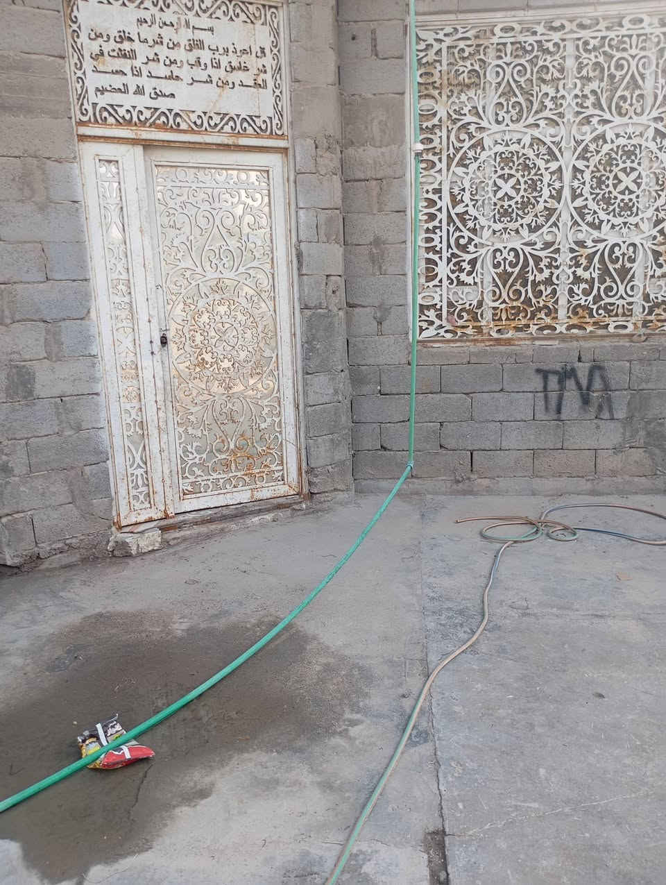 بيت للبيع زراعي خلف معارض الزبير يحتوي على قرف .5.2*4.صالة .6*4.موزع.حمامات داخلية وخارجية.ديوان.6*4.مطبخ.5*4.خدمات ماء حلو شوارع تبليط نت ضوئي وشبكة.المساحة 280.السعر 58.قابل لتفاوض.رقم وتساب .***********
