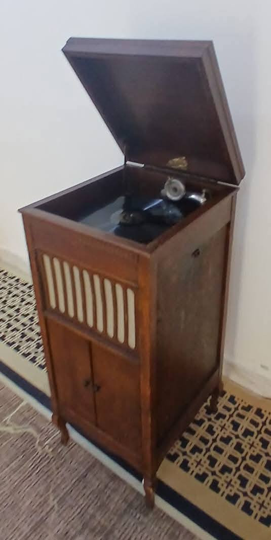 السلام عليكم
كرامافون (هندر) بدون كهرباء سنه الصنع 1920 ماركة فيكتورلا والمعروف بـ (ابو الكلب) اجلكم الله نظيف جدا شغال السعر على الخاص مكاني بصرة وتوجد خدمه توصيل .


**إذا كنت صاحب هذا الإعلان وتريد حذفه لأي سبب، رجاءا أرسل رسالة إلى الدعم الفني**