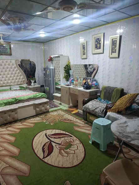 🔶 للبيع دار سكني في النجف – حي النصر بانزين خانه/ شارع 15 الرابط بين النصر والميلاد 🔶�
فرصة مميزة لامتلاك دار سكني بموقع حيوي وشارع عريض 15 متر، يتمتع بخدمات كاملة وطابع هادئ ومناسب للعوائل.
📍 المواصفات العامة:
المساحة: 200 متر
واجهة على شارع 15 متر تبليط
البناء: قديم لكن نظيف جدًا جدًا
البناء كونكريت والارضية سيراميك
مرتفع عن مستوى الشارع
🏠 تفاصيل الدار:
شقتان مساحة كل واحدة 25 متر (مؤجَّرات)
باقي الدار يحتوي على:
غرفة نوم
صالة
هول
استقبال كبير
مطبخ
حمامات داخلية وخارجية
كراج للسيارة
✨ المميزات:
موقع استراتيجي يربط بين منطقتي النصر والميلاد
كافة الخدمات متوفرة
مناسب للسكن أو الاستثمار
💰 السعر: 225 مليون قابل للتفاوض
📞 للاستفسار:
*********** – منتظر الحسناوي النجف
