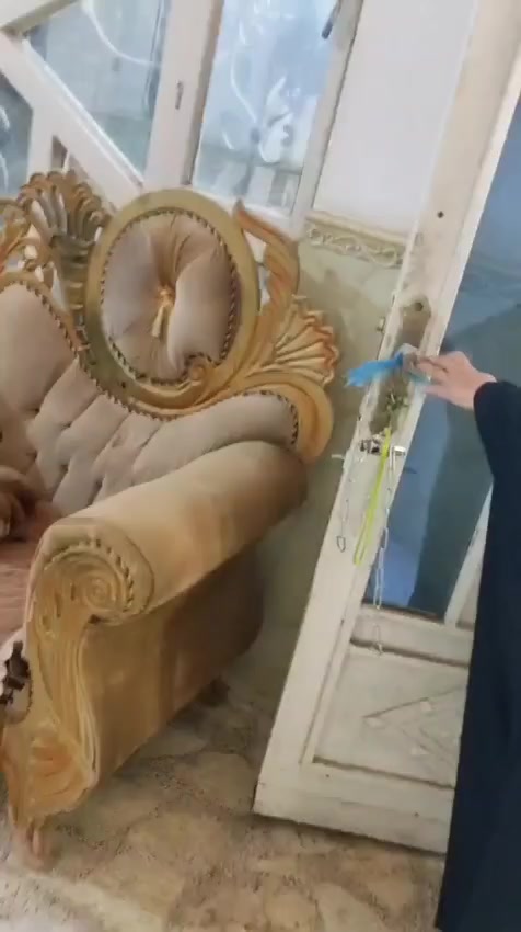 السلام عليكم بيت للبيع 200 متر في زين القوس شارع المله طابقين مبنيات ثنيهن ما بي نقص للتفاصيل اكثر تصال ع رقم ***********
