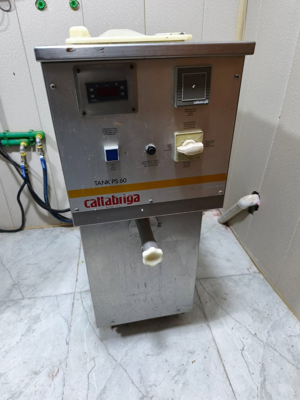 السلام عليكم مكينة بسترة ايطالية نضام شلال اخت الجديدة نظيفة جداً للبيع السعر مناسب للاستفسار 
*********** واتساب فقط
