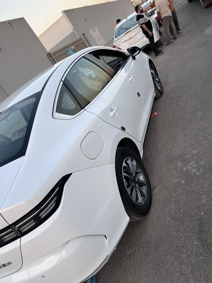 ماشيه7000بأسمي تحويل ثاني يوم
مواصفات معروفه موديل 25
مكفوله عدا طخه بسيطه موضحه بالصوره
السعر 19700غراضها كامله شاحنه اصليه مدوشمه ارضيه وصندوك وحراري دعاميات فابلون 
***********مكاني حي الاساتذه
