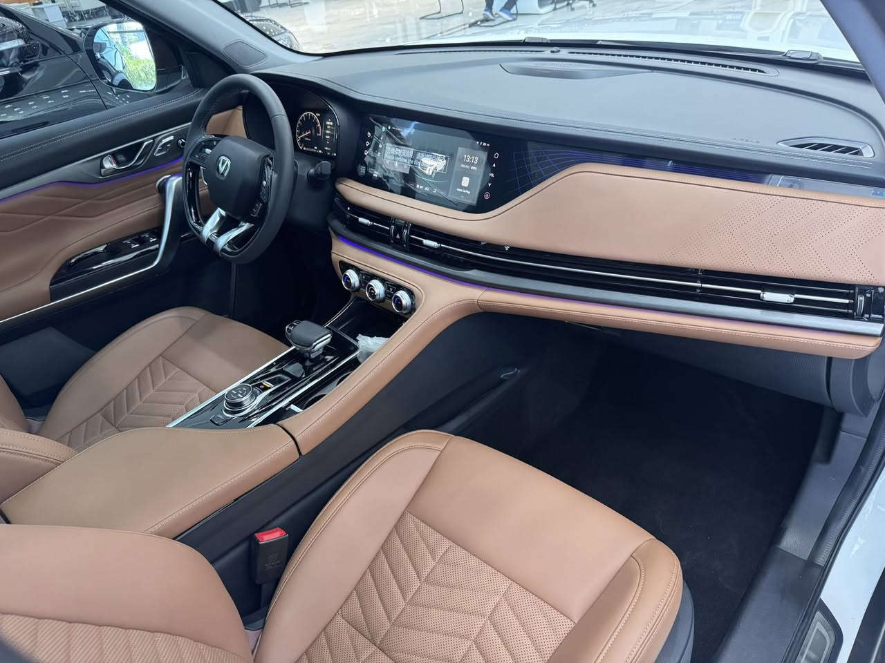 شانجان CS95
2026

تصميم حديث وجريء مع شبك أمامي كبير كروم

 • مصابيح LED أمامية وخلفية

 • جنوط20 إنج

 • فتحة سقف بانوراما 

 • باب خلفي كهربائي

⸻

⚙️ المحرك والأداء

 • محرك: 2.0 لتر تيربو (4 سلندر)

 • القوة: 233 حصان

 • العزم: 390 نيوتن متر  ￼

 • القير: أوتوماتيك 8 سرعات

 • الدفع: أمامي رباعي (4WD)

 • التسارع 0–100: حوالي 9  ثواني ￼

⸻

📏 الأبعاد والحجم

 • الطول: 4949 مم

 • العرض: 1930–1940 مم

 • الارتفاع: حوالي 1790–1805 مم

 • قاعدة العجلات: 2810 مم  ￼

 • عدد الركاب: 7 ركاب

⸻

🛋️ الداخلية والتقنيات

مقاعد جلد فخمة (تبريد)

 • شاشة وسطية 12 إنج

 • عداد رقمي 10.25 إنج

 • Apple CarPlay + Android Auto

 • شاحن لاسلكي

 • نظام صوتي (10 سم@إشارة
 • تحكم مناخي ثلاثي المناطق

⸻

🛡️ الأمان والسلامة

 • 6 وسائد هوائية

 • مثبت سرعة متكيف (ACC)

 • نظام الحفاظ على المسار (LKAS)

 • تحذير مغادرة المسار

 • فرملة طوارئ أوتوماتيكية

 • مراقبة النقطة العمياء

 • كاميرا 360 درجة  ￼

⸻

⛽ استهلاك الوقود

 • تقريباً: 10 – 13 كم/لتر

 • سعة الخزان: 74 لتر  ￼

⸻

🔥 مميزاتها

 • سيارة عائلية كبيرة ومريحة

 • سعرها مقابل المواصفات قوي

 • تجهيزات حديثة وتقنيات متطورة

تتوفر بنضام النقد والقسط 

للأستفسار اكثر زياره موقعنا الكائن

بغداد سريع الدوره. مجاور محطه وقود شواطى دجله 

***********

***********

عبدالرحمن
