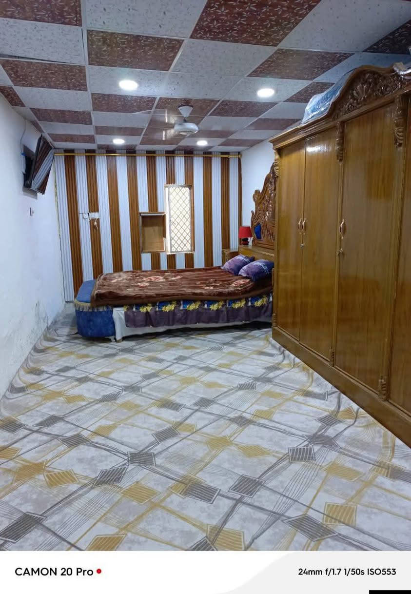 السلام عليكم ورحمه الله 
بيت للبيع أوقاف 
المساحة ٢٠٠ متر 
غرفتين .صالة .مطبخ طرمه كبيره .تواليت حمام خارجي .عرصة ترك من ضمن مساحه البيت 
سعر (٤٣)
الاستفسار رقم الهاتف ***********
