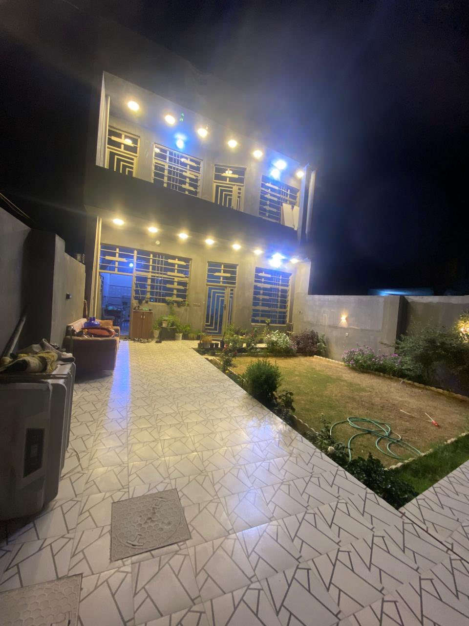 ‏السلام عليكم 
‏🏠 بيت زراعي في المنطقة خلف كراج غسل حسن طماطة على  قرار ١١٧
1️⃣ البيت يتكون من استقبال ومطبخ 
2️⃣الطابق الاول غرفة نوم سويت وصحيات
3️⃣الطابق الثاني ٣  غرف نوم وحده سويت مع صحيات وبيتونه كبيره
4️⃣كراج سياره كبير مع حديقة وصحيات خارجية

السعر خاص اواتصال 👇‬

***********
***********
