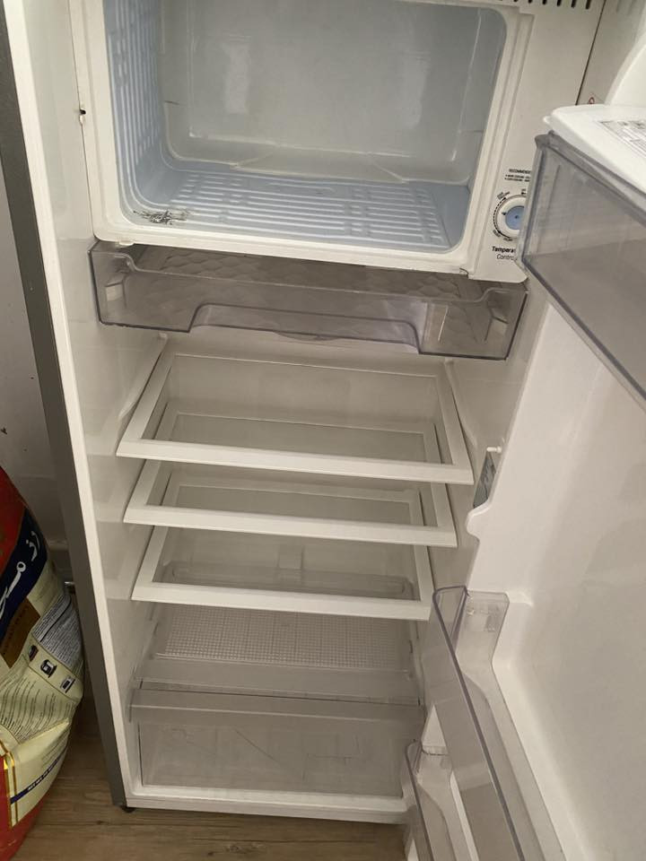 مرحبا للبيع..
ثلاجه LG سلڤر ام البراد (براد بالباب) حجمها بالقدم ماعرف شكد بس هي (130 ارتفاع * 50 عرض )

ومجمده اونكس بعدها بالنايلون جديده جديده استخدمتها فقط كم شهرر مشكلتها جتي الكهرباء عاليه واحتركت الاجهزه ومن ضمنها الماطور مالتها يعني بس تصلحون الماطور ترجع جديده .


**إذا كنت صاحب هذا الإعلان وتريد حذفه لأي سبب، رجاءا أرسل رسالة إلى الدعم الفني**