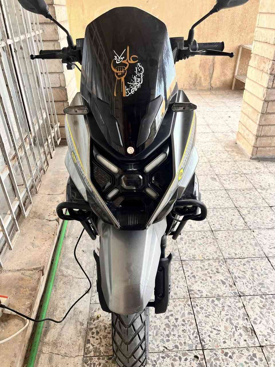 السلام عليكم دراجة اباتشي مدرع 2025 بطارية ليثيوم 50 امبير عقل 2000 ماشية 5000 جديدة وقوية ماخذهة من مؤيد طيارة مبدل بية بس يدة مال سرعة سعر 1050 مستعجل للاتصال ***********
