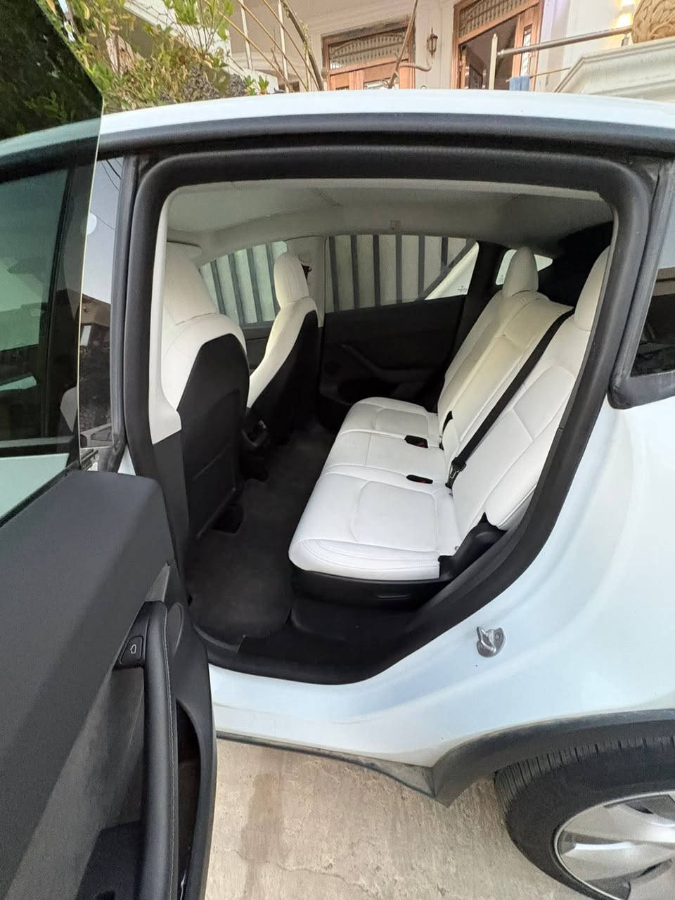 🚘 Tesla Model Y 2023
DUAL MOTOR
LONG RANGE
✨ داخل أبيض راقي وفخم
✨ 7 راكب (ثلاث صفوف)
✨ ماشية قليل جدًا
✨ شاحنة أصلية
✨ بدون أي قطعة صبغ
✨ بدون إيرباك
📸 الحادث موضح بالصور بكل شفافية

📍 الموقع: كركوك
✅ جاهزة للفحص والمعاينة

سيارة مستقبلية، صرفية صفر، هدوء وقوة بنفس الوقت ⚡ 

+964 770 618 0099
