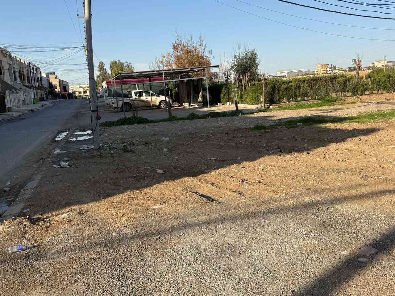 أربيل-بيت للبيع 5حساروك مقابل حديقه
طابو ( صرف )
 قرب شارع كورنيش
➖مساحة 137M طابقين ركن
يتكون⤵️
➖4غرف نوم 
➖استقبال-صاله-مطبخ-مجموعه صحيات-كراج
السعر :  كلش مناسب
رقم الاتصال لو واتساب
***********الاتصال
واتساب ***********
