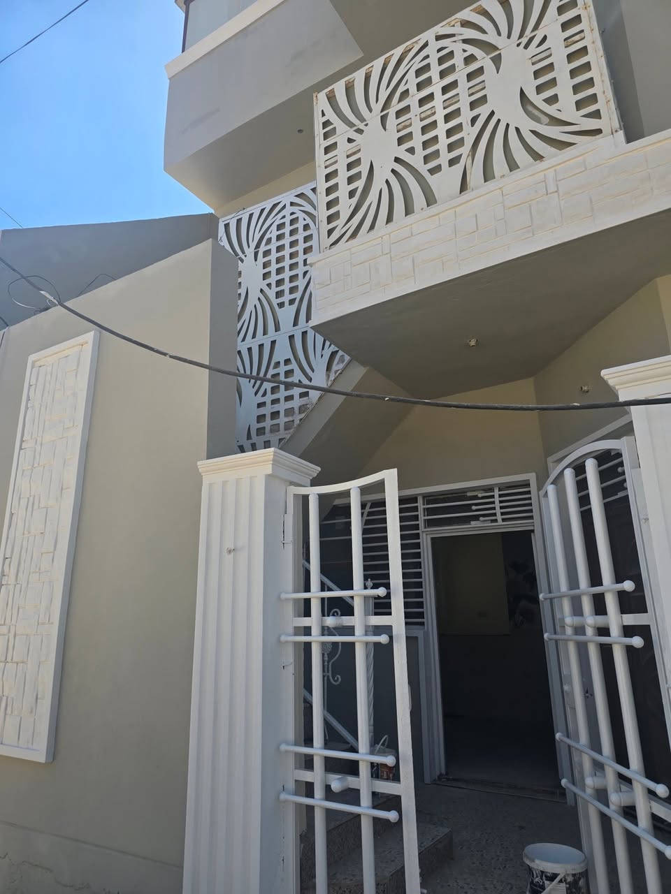 دار بناء حديث ( ركن)  للبيع 
حي العروبه الثانيه شارع مياه الروافد 
3 طوابق كونكريت مسلح 
_________________________
المساحه / 100 متر  ركن 
الواجهه / 10 متر
_________________________
الدار عباره عن دارين مفصولات 
محتويات الدار 
غرفه نوم/ صاله/ استقبال/ مطبخ/ مجموعتين صحيه/ منور / طارمه 

الطابق الثاني 
غرفه نوم/ صاله/ استقبال/ مطبخ / مجموعه صحيه 
الطابق الثالث
مخزن عدد 2 / بيتونه / سطح 
******************************
للأستفســار _ مراجعـــــة مكتـــب النخبه للعقار والمقاولات العامه الكائــن حي العروبه شارع المتحف مقابل ايسي كريم الإيطالي او الاتصال على الأرقام التاليه 
***********
***********
