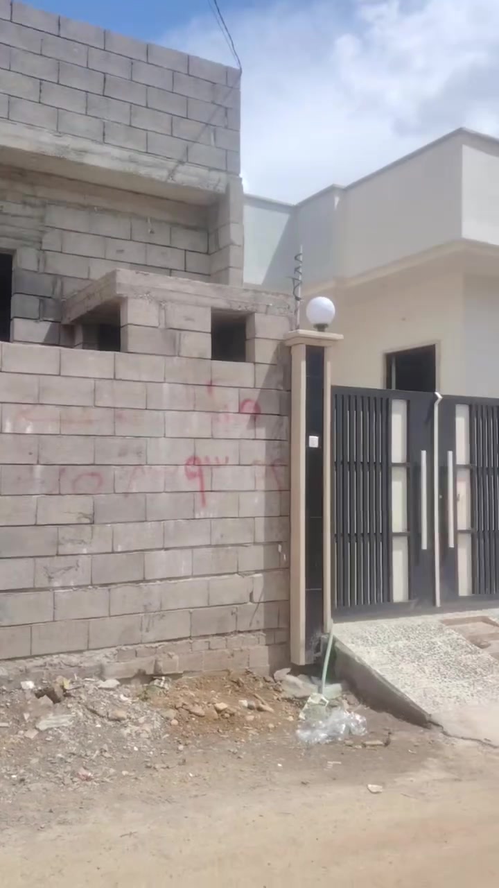 للبيع في حي القوسيات
قرب مدرسه الصنيه 

مساحه الهيكل 

100متر 

الهيكل يتكون من قرفتين واستقبال مشتملات مطبخ كراج 

سند زراعي نموذج 25حق التصرف سند ابيض 

خدمات ماء كهرباء 

السعر 25بي مجال 

الاستفسار📞***********📲
