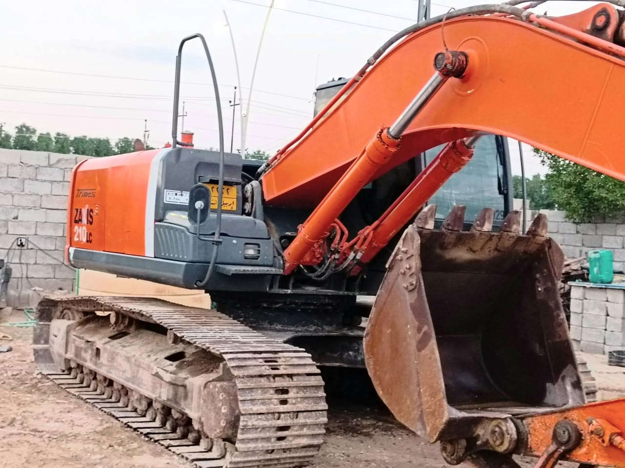 حفاره هيتاشي حجم 210 LC  زت ثري للبيع او مراوس موديل 2007 رقم اربيل
جاهز للعمل بدون اي نقص 
السعر 325 ورقه العنوان البصرة 
للاتصال  ***********      ***********
