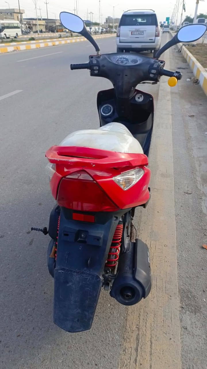 السلام عليكم دراجه ماكس ثعلب طالعه من معرض الزيتون وصل موجود  للبيع دراجه بلاديه من محرك وكفرات وكهربايات شغاله كلها ليت بك ليت هورن أشاير يمنه يسره رباعي سلف هندر السعر 725وبيها مجال لشراي المكان ناصريه مركز /***********
