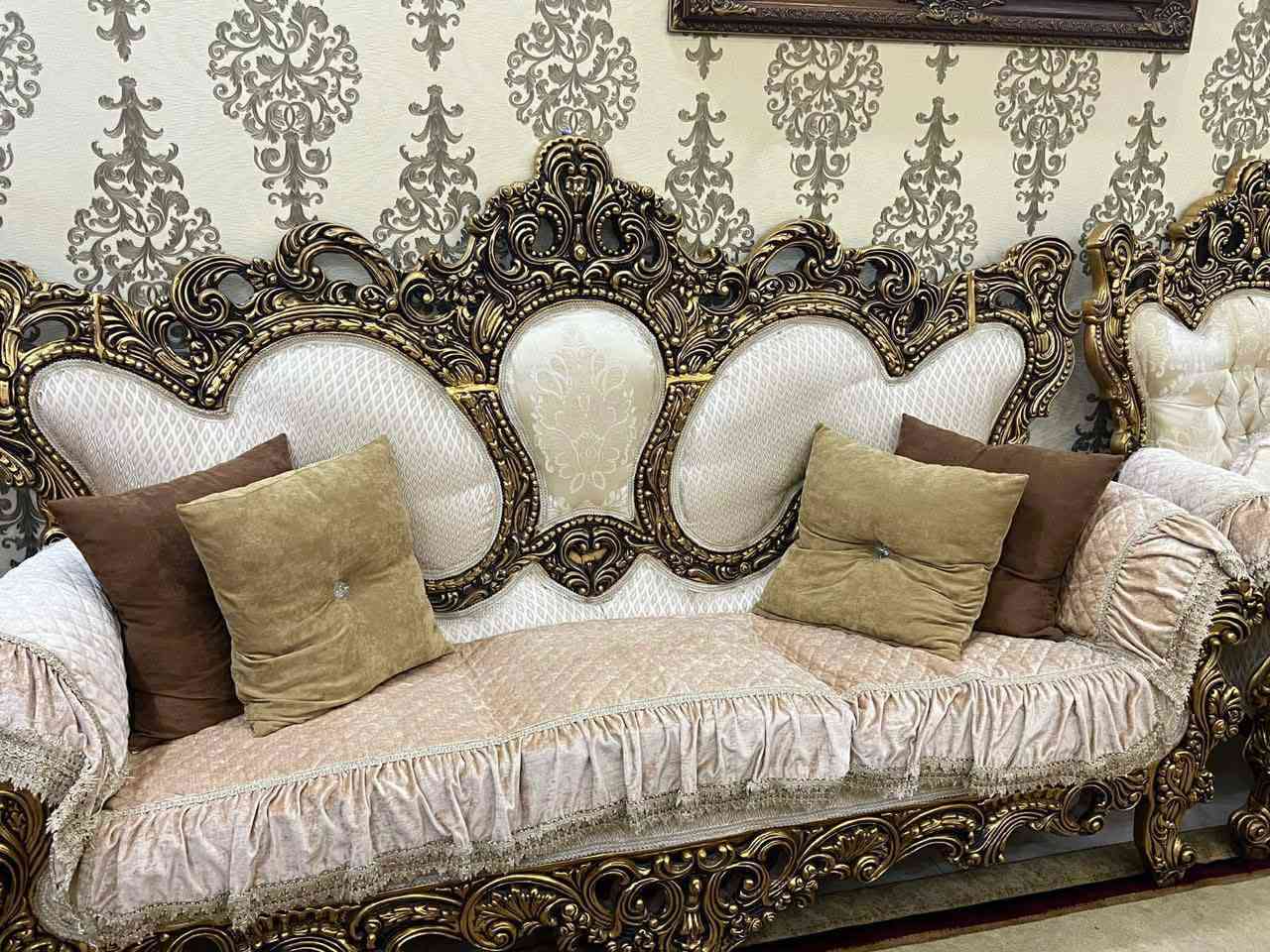 غراض بيت للبيع
الغرفة الصاج ب500 
الغرفة البيضة 900
المعرض 600
التخم الملكي هن تخمين مشابهات جامبو والتيجان عاج ثنينهن بمليوتين وربع
التخم الرصاصي ب500
ميز وطبلات 4 تركي جام اسود وخشب ابيض ب100
طبلات رباعية صاج ب 35
كنتور طلاكتين عدد ثنين الواحد ب125
جرابي نفر عدد ثنين ثنينهنب 40

المكان حي اور


**إذا كنت صاحب هذا الإعلان وتريد حذفه لأي سبب، رجاءا أرسل رسالة إلى الدعم الفني**