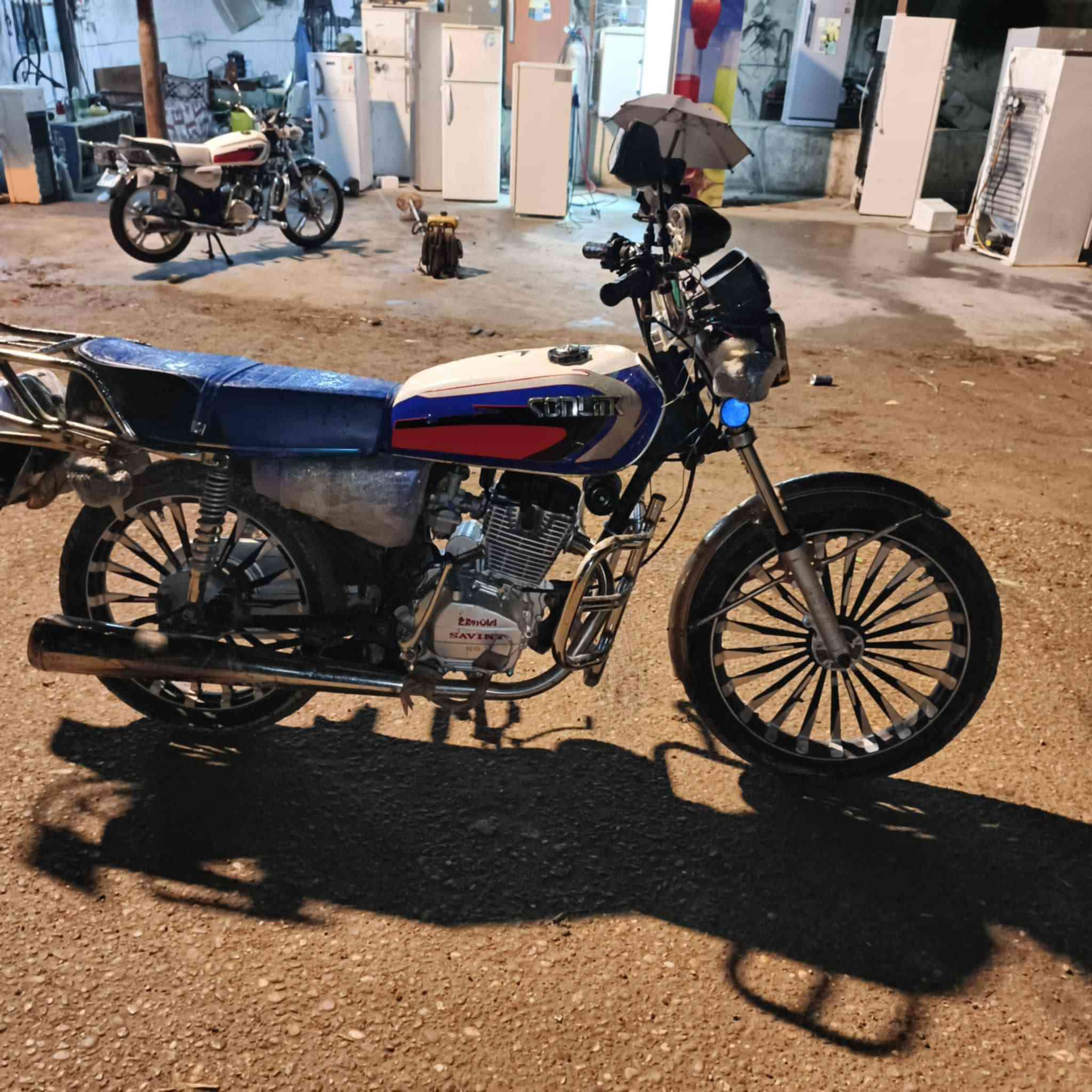 بسم الله الرحمن الرحيم دراجه إيراني خمسه كير موديل 21 محدثه 25للبيع السعر 700بيه مجال قليل مكاني صقلاويه حويوه استفسار*********** /***********
