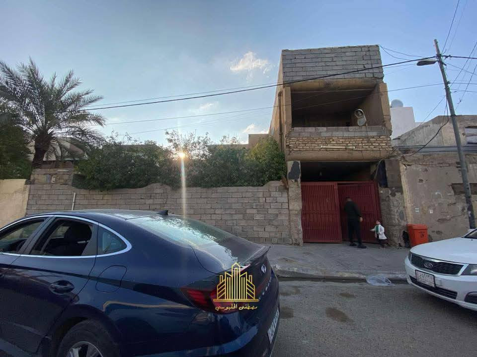 سلام عليكم بيت حي نزال يبعد عن شارع عام 100متر شارع 10متر خدمات فول مساحه البيت 360متر 6غرف نوم مع صاله مع هول مع ديوانيه اتصال على رقم ***********
