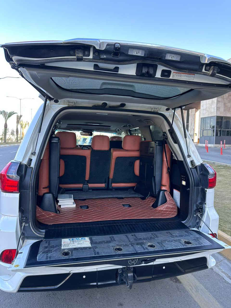 السلام عليكم
لكزز 2017 LX570 للبيع فقط
خليجية سبورت بلص السيارة بدون صبغ نهائياً فقط بيها مكانين تكحيل فقط
السيارة على ايد وحدة صيانة كاملة بالشركة 
ومابيها اي نقص جاهزة من كل النواحي
ماشية 114 الف كيلو 
مكان السيارة بغداد / حي الحسين بيع فقط *********** سعر 60 فيها مجال
